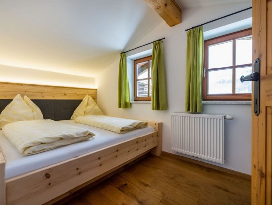 Schlafzimmer mit Doppelbett