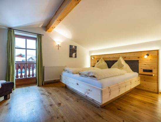 Schlafzimmer mit Doppelbett und Balkon