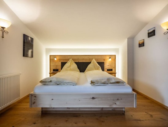 Schlafzimmer mit Doppelbett